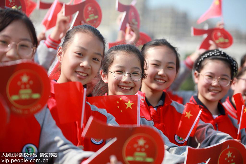 9月28日，江苏扬州千名学生齐摆“70”巨幅五星红旗喜迎国庆。