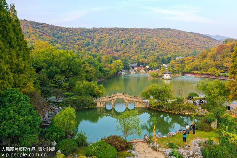 太极洞外景秋色正浓。